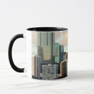 Miami skyscrapers tegen brede heldere hemel mok