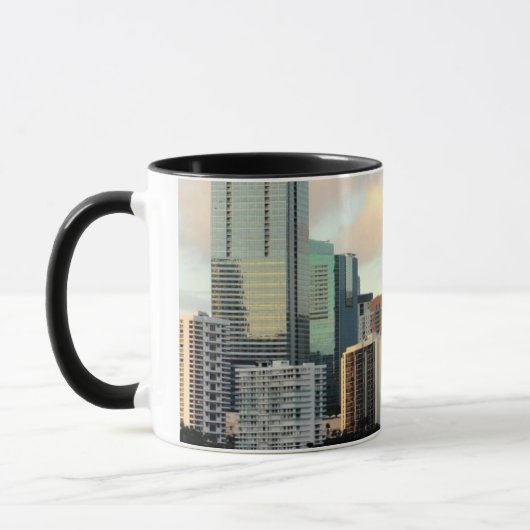 Miami skyscrapers tegen brede heldere hemel mok (Links)