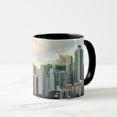 Miami skyscrapers tegen brede heldere hemel mok (Voorkant rechts)