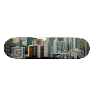 Miami skyscrapers tegen brede heldere hemel persoonlijk skateboard