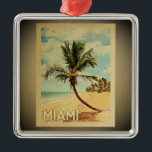 Miami Vintage Travel Ornament Palm Tree<br><div class="desc">Een  Miami-ornament met een palmboom op een zandig strand met blauwe lucht en oceaan.</div>