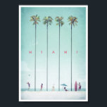 Miami Vintage Travel Poster<br><div class="desc">Reisposter van Miami,  zoals ,  geïnspireerd door de reisposters uit de jaren twintig. Gebrons strandgoeren in  zwembroeken spelen in de schaduw van grote palmbomen. De tekst is Visit Miami. Oorspronkelijke hand getekend en digitaal weergegeven als illustratie door Henry Rivers voor Travel Poster Co.</div>
