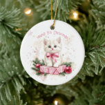 Miauw Christmas Kitten Pink Keramisch Ornament<br><div class="desc">Ons schattige kleine kerstkatje ligt op een roze kerstcadeaupakket en gezegde "Miauw, het is kerst" voor iedereen. Het schattige witte kat heeft op een mooie roze boeg en in de buurt zijn Yuletide-kerstballen en dennenwintergroen. Deze waterverf is op een rond ornament dat een lach zal brengen op de gezichten van...</div>