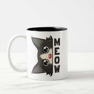 Miauw Grappige Tuxedo Kat kijkt Pun Tweekleurige Koffiemok