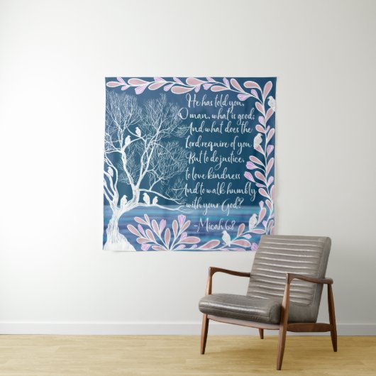 Micah 6:8 Blauwgroen Blauwe Boom Bijbelverse Wandkleed (In situ)
