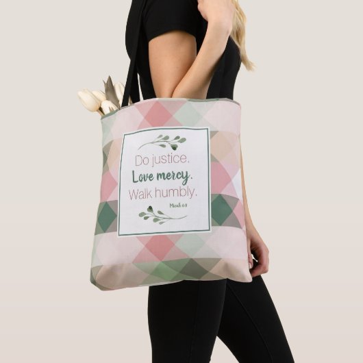 Micah 6:8 Roze & Groene Diamond Geometric Tote Bag (Dichtbij)