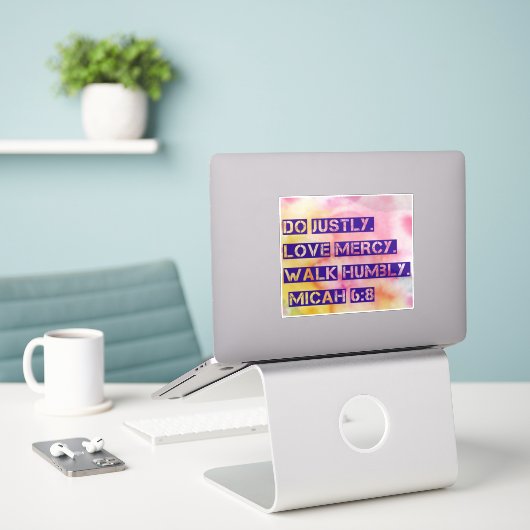 Micha 6:8 Sticker (Laptop op bureau)
