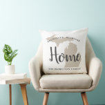 Michigan Home Beige en Gray Custom City Heart Kussen<br><div class="desc">Stijlvolle welkomstkussen bieden een typografische vormgeving met de scripttekst "Home" en de staatskaart van Michigan. Personaliseer je stad en je gezin. Neutrale beige zachte zwarte en witte kleuren. Een patroon van horizontale strepen drukt omhoog de rug van de kussen.</div>