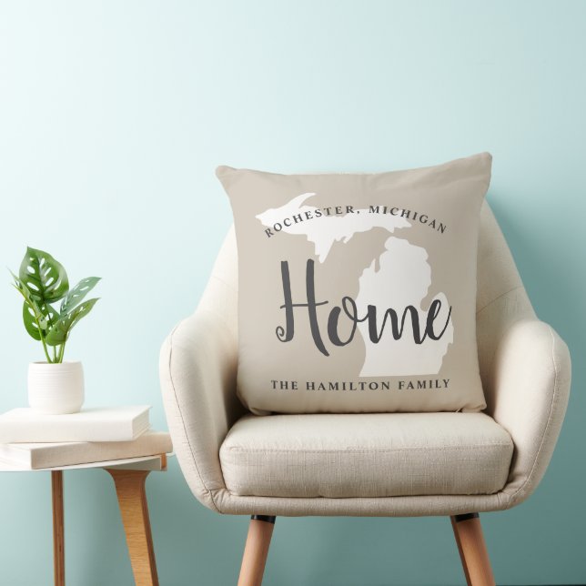 Michigan Home Beige Script Familie Monogram Kussen (Stoel)