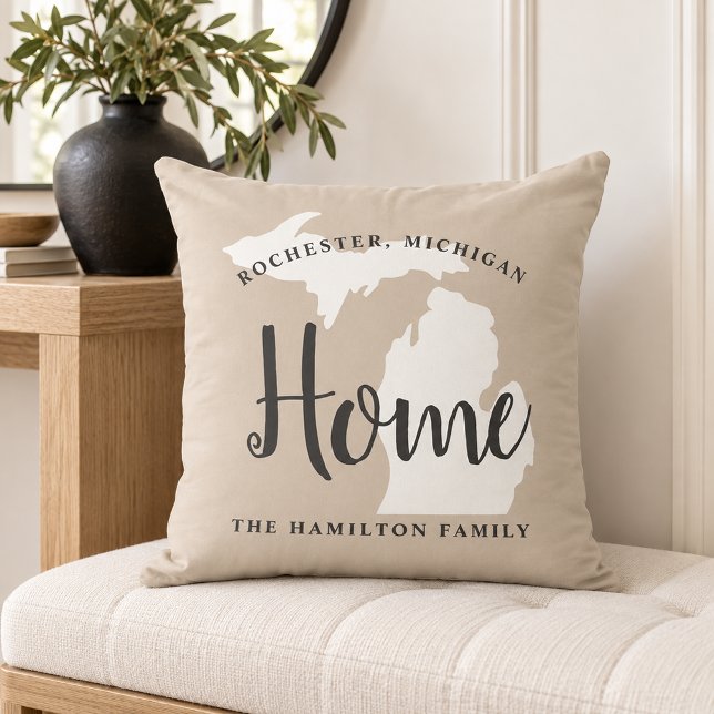Michigan Home Beige Script Familie Monogram Kussen (Creator heeft geüpload)