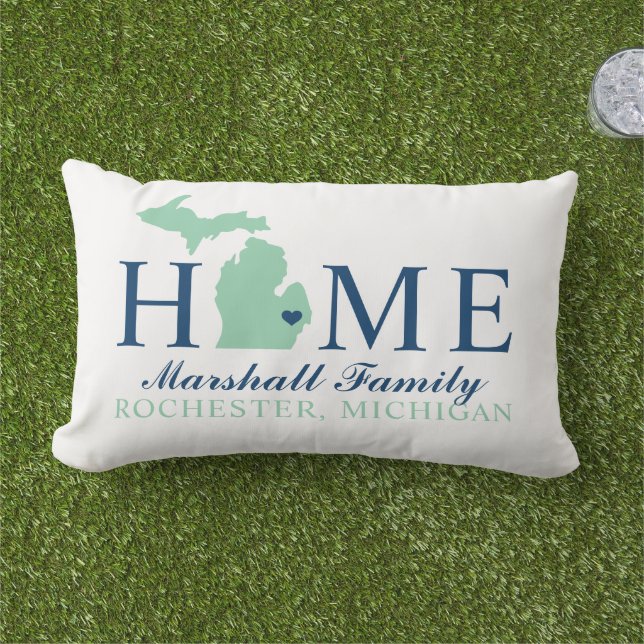 Michigan Home Mint and Navy Custom Family Monogram Buitenkussen (Gras)