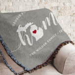 Michigan Home State Persoonlijk Deken<br><div class="desc">Show een beetje trots op de thuisstaat met deze schattige, rotsgrijze deken met "thuis" in witte kalligrafie met een silhouetekaart van de staat Michigan die voor de letter "O." staat. Een rode hartillustratie binnen de staatskaart voltooit het ontwerp; u kunt de positie van het hart in uw thuisstad veranderen door...</div>