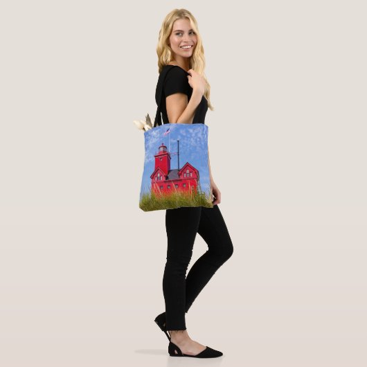 Michigan rode vuurtoren tote bag (Op model)