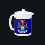 Michigan State Flag theepot<br><div class="desc">Breng uw theetijd door met de trots van Michigan met behulp van onze exclusieve theepot met de vlag van Michigan! Deze theepot is meer dan alleen een functioneel keukenaccessoire; het is een viering van het rijke erfgoed en de culturele identiteit van Michigan. Elke theepot toont prominent de iconische vlag van...</div>