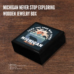 Michigan Stop nooit met het verkennen van houten s Cadeaudoosje<br><div class="desc">Bewaar uw kostbare koekjes en sieraden in deze prachtig vervaardigde houten sieraden doos met een prachtig ontwerp dat de geest van Michigan avontuur viert. Het deksel toont een artistieke afbeelding van de Porcupine Mountains en een motivatie slogan, "Take The Long Way Home - Never Stop Exploring." Dit unieke ontwerp vangt...</div>