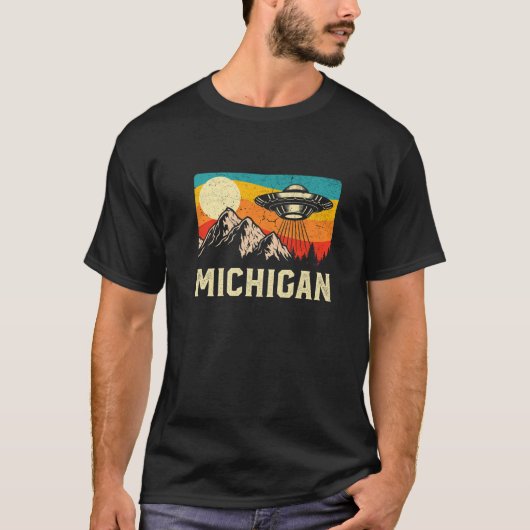 Michigan UFO Alien Spaceship Mountains Retro Hikin T-shirt (Voorkant)