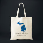 Michigan Wedding Welkom Tote Bag<br><div class="desc">Welkom uit de stadsuittrouwgasten met een tas vol snacks en een persoonlijke behandeling met de staat waar je gaat trouwen, de bruid- en bruinnamen en de trouwdatum. Klik op Aanpassen om het hart te verplaatsen naar elke stad of locatie op de staatskaart. Gebruik de ontwerphulpmiddelen om de monogram tekstdoopvonten en...</div>