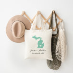 Michigan Wedding Welkom Tote Bag<br><div class="desc">Welkom uit de stadsuittrouwgasten met een tas vol snacks en een persoonlijke behandeling met de staat waar je gaat trouwen, de bruid- en bruinnamen en de trouwdatum. Klik op Aanpassen om het hart te verplaatsen naar elke stad of locatie op de staatskaart. Gebruik de ontwerphulpmiddelen om de monogram tekstdoopvonten en...</div>