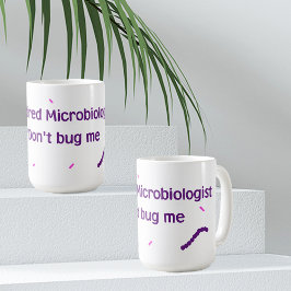 microbioloog in ruste koffiemok