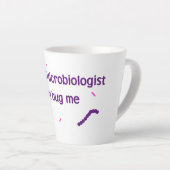 microbioloog in ruste latte mok (Rechterhoek)