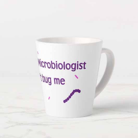 microbioloog in ruste latte mok (Rechterhoek)