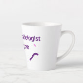 microbioloog in ruste latte mok (Rechts)