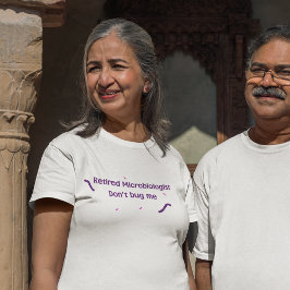 microbioloog in ruste t-shirt