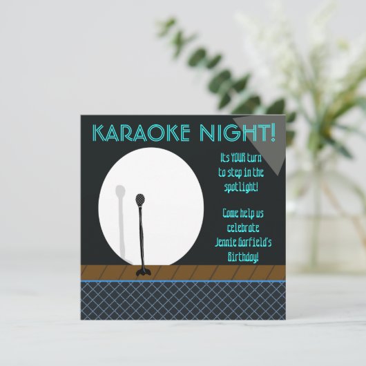 Microfoon in Spotlight Karaoke Night Invitation Kaart (Staand voorkant)