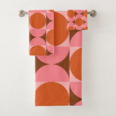 Mid Century Circles en Squares Roze Sinaasappel Bad Handdoek (Insitu)
