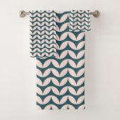 Mid Century Geometric Petal Pattern Teal Blush Bad Handdoek (Insitu)