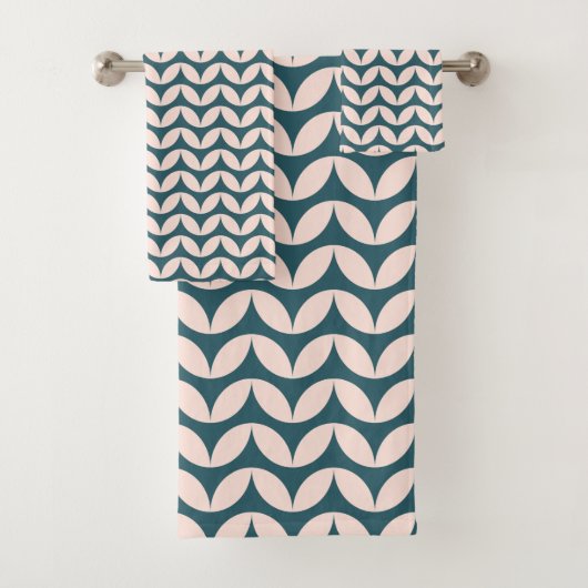 Mid Century Geometric Petal Pattern Teal Blush Bad Handdoek (Insitu)