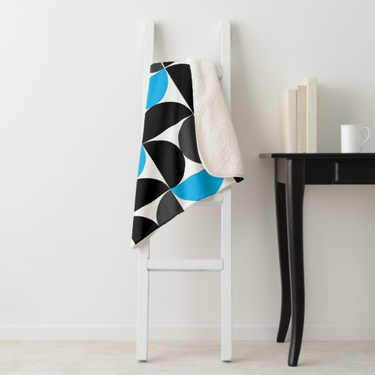 Mid-Century Modern Black blue en Grey Sherpa Deken (In situ)