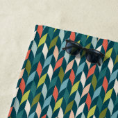 Mid-Century modern Blauwgroen en koraalpatroon Strandlaken (In situ)