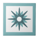 Mid-Century Modern Bright Turquoise Starburst Tegeltje<br><div class="desc">Moderne vormgeving met één turquoise die op een witte achtergrond is uitgebrand, omgeven door helder turquoise Eenvoudig, schoon modern design. Eén ontwerp van een coördinerend collectie. Creëer uw eigen douanetegel door een nieuw afbeelding te uploaden, of gebruik de "bericht"knoop om de ontwerper voor hulp te contacteren. Om uw eigen ontwerp...</div>
