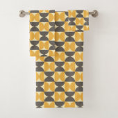 Mid-Century Modern Brown & Gold Pattern Bad Handdoek (Insitu)