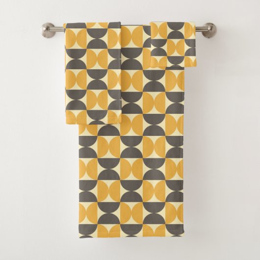 Mid-Century Modern Brown & Gold Pattern Bad Handdoek (Insitu)