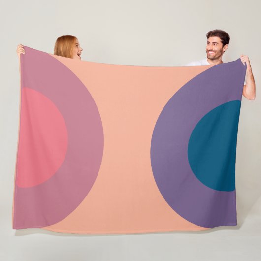 Mid-Century Modern Coral Zee Fleece Deken (In situ)