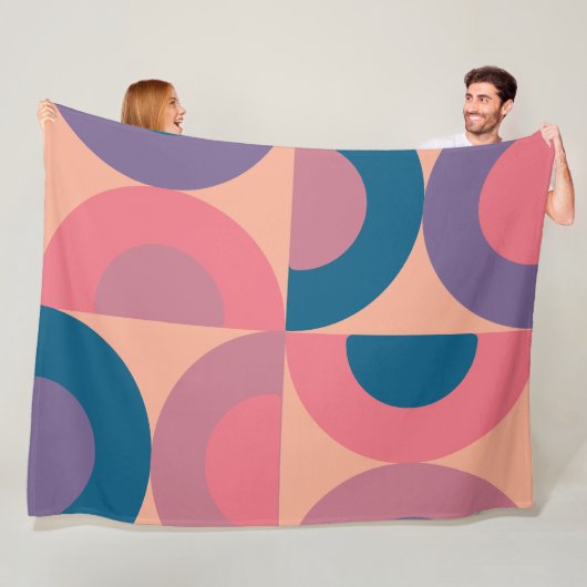 Mid-Century Modern Coral Zee Fleece Deken (In situ)