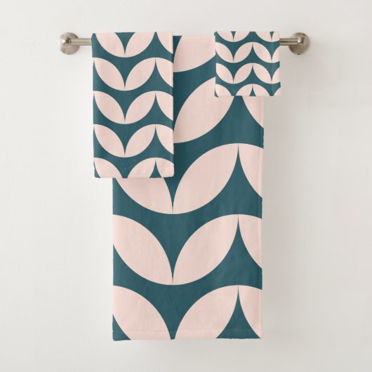 Mid Century Modern Geometric Pattern in Blauwgroen Bad Handdoek (Insitu)