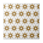 Mid-Century Modern Gold Starburst Pattern Tegeltje<br><div class="desc">Het moderne, geïnspireerde design uit de midden-eeuw, met een patroon van retro goudsterrenburen op een witte achtergrond. Eenvoudig, schoon modern design. Creëer uw eigen douanepatroon door een nieuw afbeelding te uploaden, of gebruik de "bericht"knoop om de ontwerper voor hulp te contacteren. Om uw eigen gepatenteerde ontwerp te creëer: 1. Selecteer...</div>