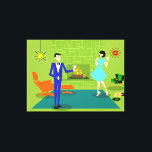 Mid Century Modern Koppel Uitgerekt Canvas Print<br><div class="desc">Deze Mid Century Modern Couple Stretched Canvas Print ziet eruit als een scène uit een romantische komedie. Het minimalistische kunstontwerp uit de jaren 60 is voorzien van een aantrekkelijk cartoon-stel dat thuis een romantische avond beleeft. De verfijnde kamer is prominent voorzien van een groene stenen muur met een brullend vuur...</div>