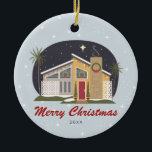 Mid Century Modern Merry kerst House Keramisch Ornament<br><div class="desc">Illustratie van een modern huis uit de mideeuw,  gedecoreerd met kerstaven,  kerstbomen en kerstlichten met sneeuw in de tuin en twee palmbomen. De nachtelijke hemel bevat sterren en sneeuwvloeren. Middeleeuwse geïnspireerde patroonachtergrond.</div>