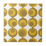 Mid-Century Modern Mustard Gold Retro Geo Pattern Tegeltje<br><div class="desc">Moderne vormgeving uit de midden-eeuw, geïnspireerd op het moderne design met een naadloos patroon van retro-gouden mosterdcirkels op een witte achtergrond. Eenvoudig, schoon modern design. Creëer uw eigen douanepatroon door een nieuw afbeelding te uploaden, of gebruik de "contact deze ontwerper"knoop voor hulp. Om uw eigen gepatenteerde ontwerp te creëer: 1....</div>