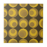 Mid-Century Modern Mustard Gold Retro Geo Pattern Tegeltje<br><div class="desc">Moderne vormgeving uit de midden-eeuw, geïnspireerd op het moderne design, met een naadloos patroon van retro-gouden mosterdcirkels op een bruine achtergrond. Eenvoudig, schoon modern design. Creëer uw eigen douanepatroon door een nieuw afbeelding te uploaden, of gebruik de "bericht"knoop om de ontwerper voor hulp te contacteren. Om uw eigen gepatenteerde ontwerp...</div>