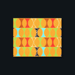 Mid Century Modern Oranje Pattern Wrapped Canvas Afdruk<br><div class="desc">Knock, klop. Wie is er daar? Mid Century Modern Oranje patroondoek. Met een ontwerp van deze retro heb je geen punch line nodig. Dit perfect vormig patroon heeft een levendige oranje achtergrond en rijen met een aangenaam kitschy vorm in groen, rood, turquoise, zwart-wit en houthraan. De vorm heeft waarschijnlijk een...</div>