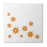 Mid-Century modern Oranje Starburst Design Tegeltje<br><div class="desc">Moderne vormgeving uit de midden-eeuwen,  geïnspireerd op de  retro oranje starbursts in een organisch ontwerp op een witte achtergrond. Eenvoudig,  schoon modern design.</div>