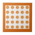 Mid-Century Modern Oranje Starburst Pattern Tegeltje<br><div class="desc">Het moderne, geïnspireerde ontwerp uit de midden-eeuw, met een patroon van retro oranje starbursts op een witte achtergrond, omgeven in helder sinaasappel. Eenvoudig, schoon modern design. Creëer uw eigen douanepatroon door een nieuw afbeelding te uploaden, of gebruik de "bericht"knoop om de ontwerper voor hulp te contacteren. Om uw eigen gepatenteerde...</div>