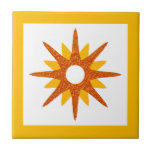 Mid-Century Modern Oranje Starburst Tegeltje<br><div class="desc">Moderne vormgeving met één oranje uitbarsting op een witte achtergrond, omhuld in helder geel. Eenvoudig, schoon modern design. Eén ontwerp van een coördinerend collectie. Creëer uw eigen douanetegel door een nieuw afbeelding te uploaden, of gebruik de "bericht"knoop om de ontwerper voor hulp te contacteren. Om uw eigen ontwerp te creëer:...</div>