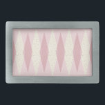 Mid Century Modern Pink Argyle Belt Buckle Gesp<br><div class="desc">Dit Mid Century Modern Pink Argyle Belt Buckle (grote druk) patroon is voorzien van een roze achtergrond van First Lady en een patroon van modderige, doorschijnende, zwarte diamanten die grotere, roomdiamanten overdekken met gouden kleurige, ruimtespecken. Deze minimalistische geïnspireerde, gedeconstrueerde argyle is een simplistische terugval van het grotere atoomtijdperk dan het...</div>