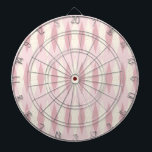 Mid Century Modern Pink Argyle Dart Board Dartbord<br><div class="desc">Dit Mid Century Modern Pink Argyle Dart Board patroon is voorzien van een roze First Lady-achtergrond en een patroon van modderige, doorschijnende, zwarte diamanten die grotere, crèmediamanten overdekken met gouden kleurige, ruimtesuikers. Deze minimalistische geïnspireerde, gedeconstrueerde argyle is een simplistische terugval van het grotere atoomtijdperk dan het leven dat het decoratieve...</div>